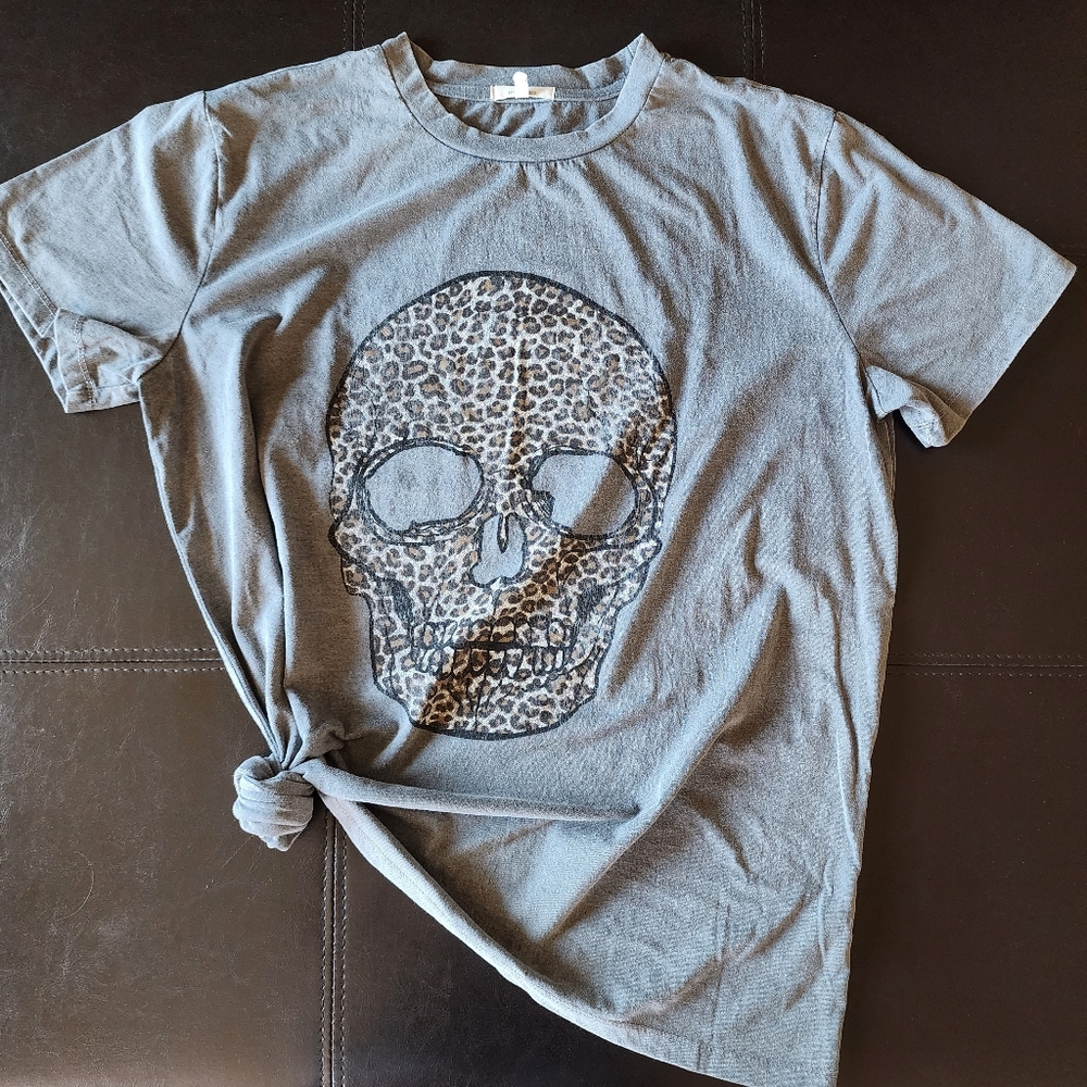 Womans skull graffic tee